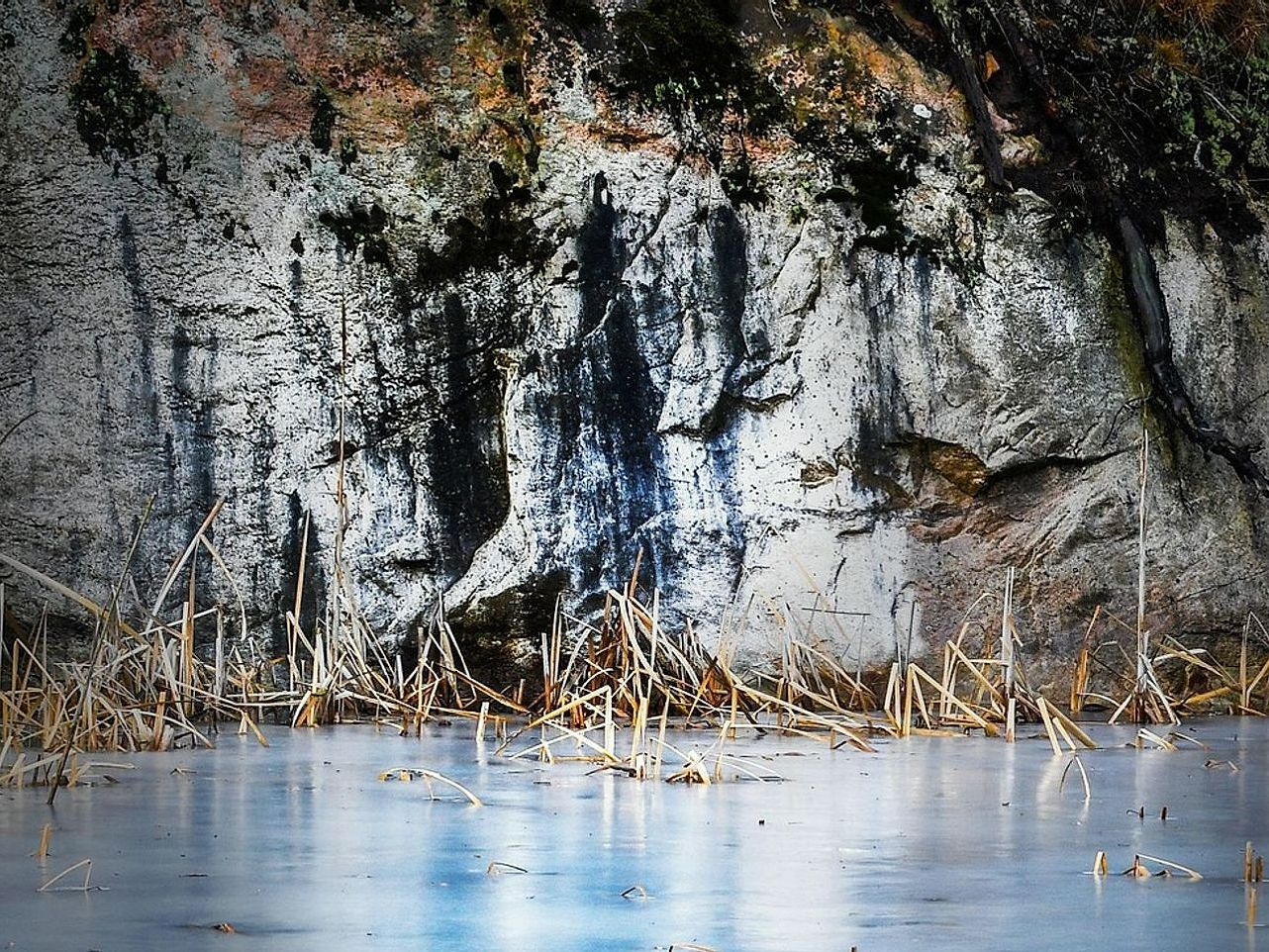 Sol baixo iluminando a superfície congelada do lago de montanha